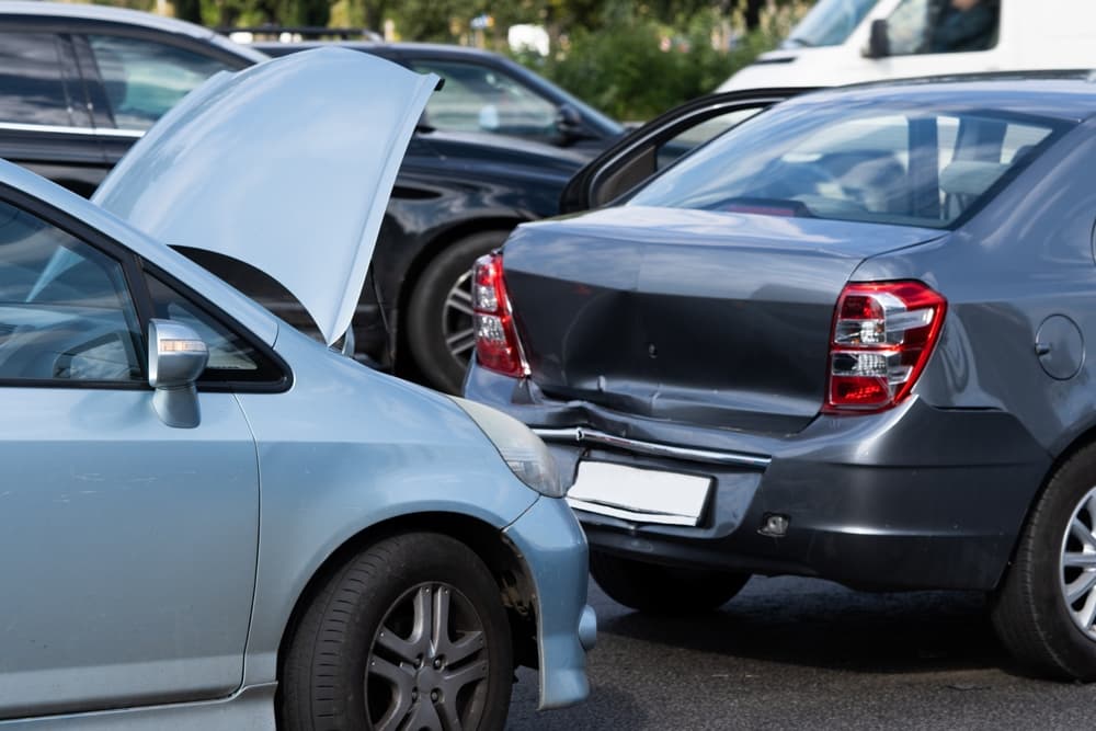 Secuelas de una colisión en la ciudad: Coches dañados en la calle tras un accidente.