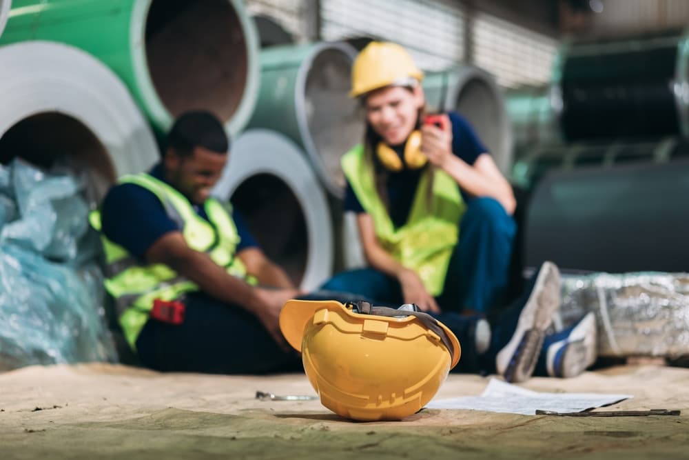 Percance laboral: los ingenieros sufren un accidente durante los trabajos de chapa en la industria.